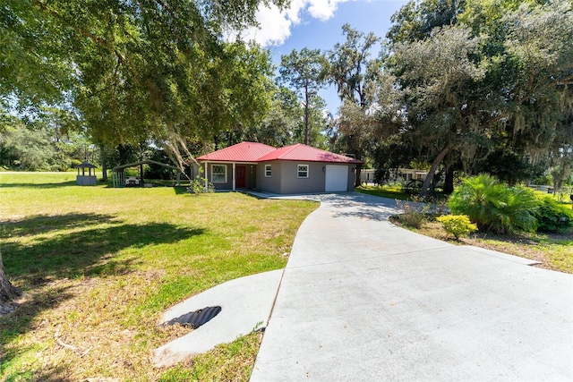 view of front of property featuring a front lawn