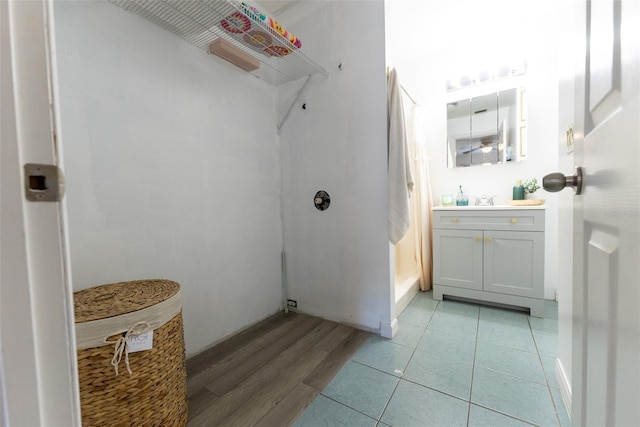 laundry area with sink and light hardwood / wood-style flooring