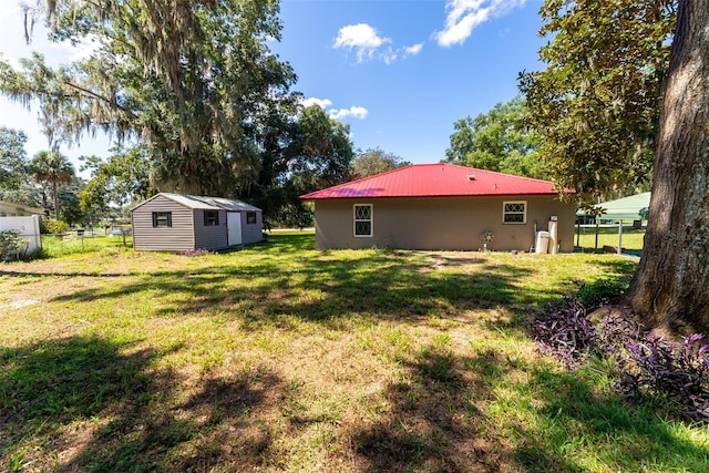 view of yard featuring a storage shed