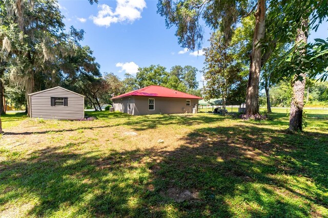 view of yard with a shed