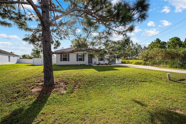 view of front of home featuring a front yard