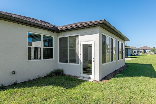 view of side of property featuring a lawn