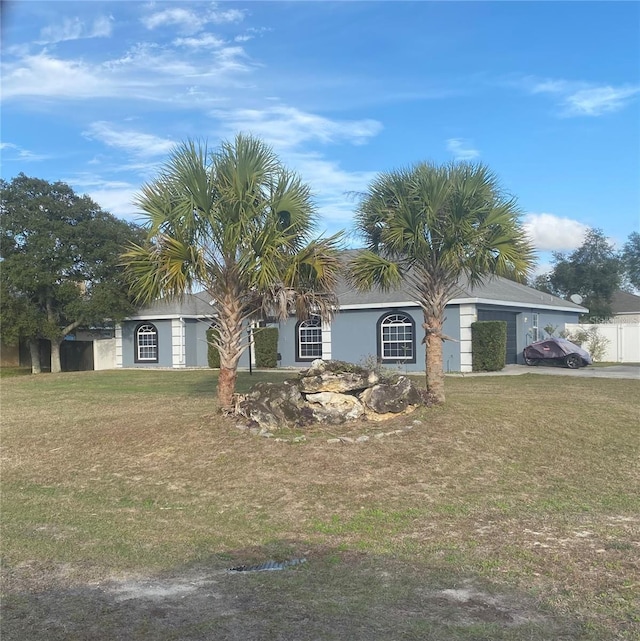 view of front of property featuring a front yard