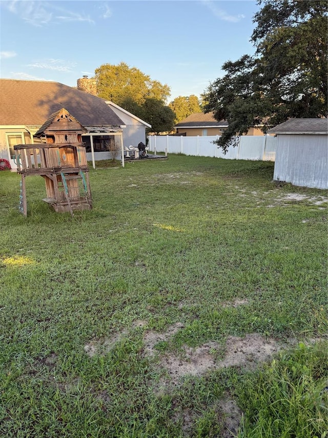 view of yard with a shed