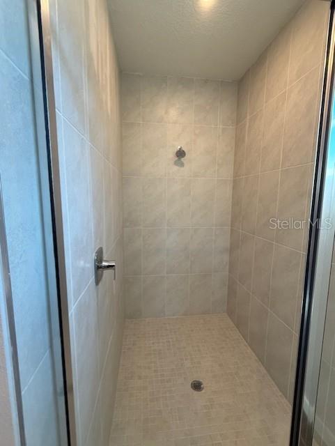 bathroom featuring a tile shower