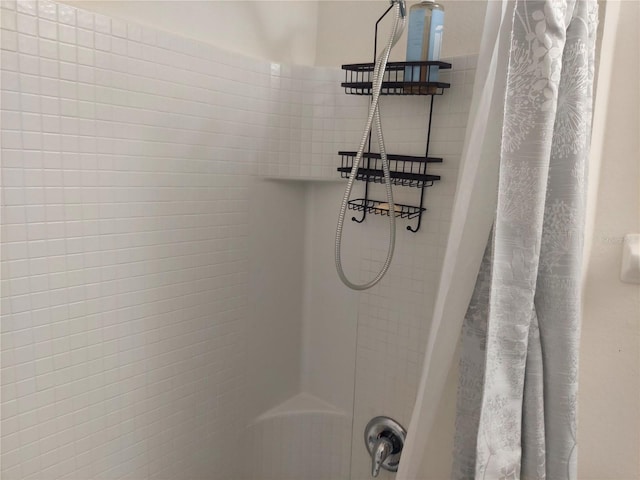 details featuring shower / tub combo