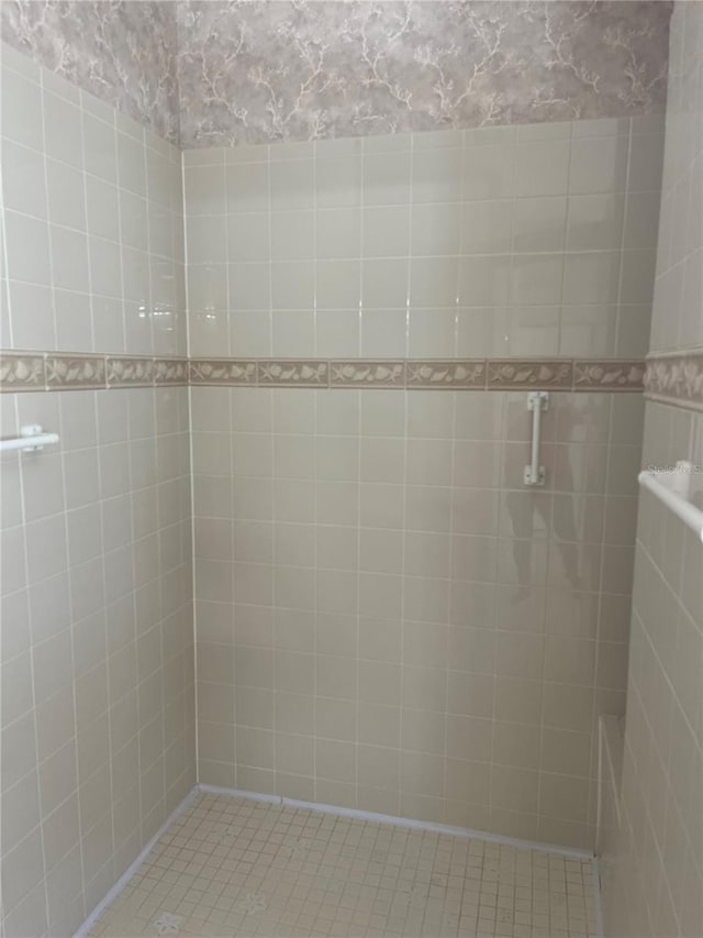 bathroom featuring tiled shower