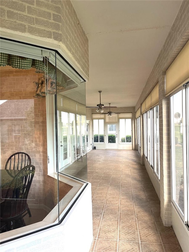 sunroom with ceiling fan