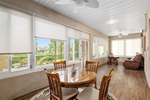 sunroom with ceiling fan