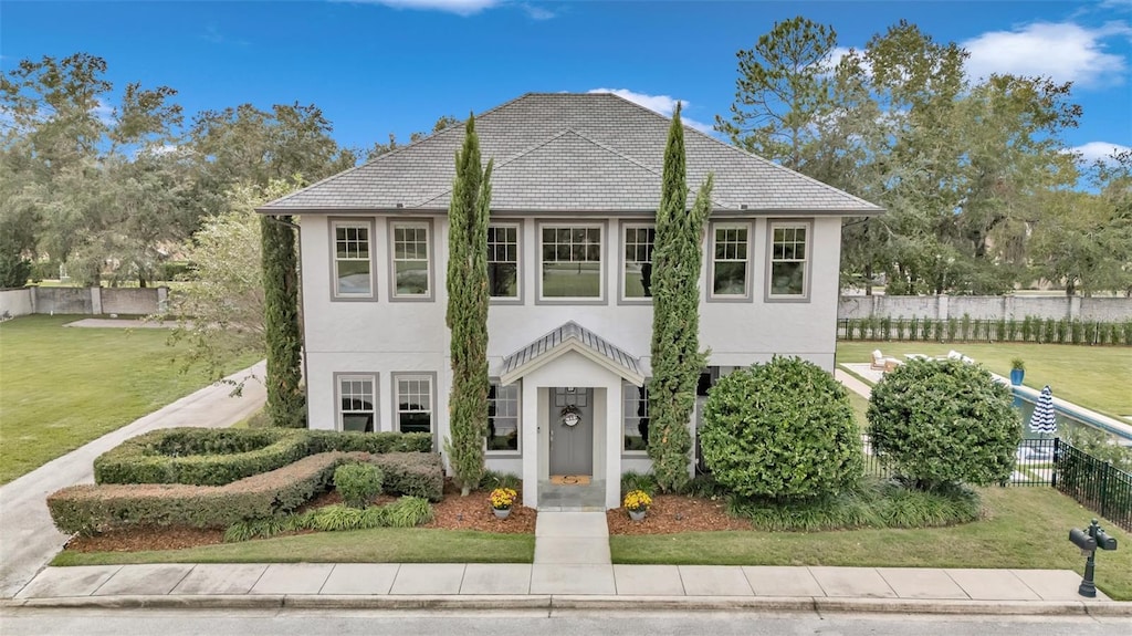 view of front of property featuring a front yard