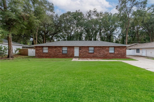 ranch-style house featuring a front yard