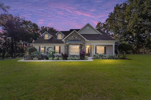 view of front facade featuring a lawn