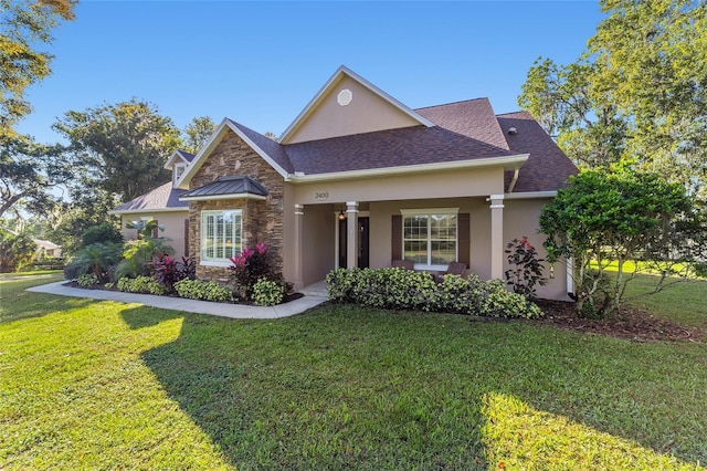 view of front facade featuring a front lawn