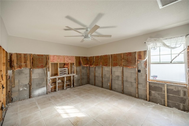 empty room featuring ceiling fan