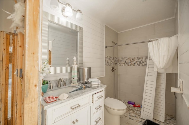 bathroom featuring a shower with shower curtain, vanity, and toilet