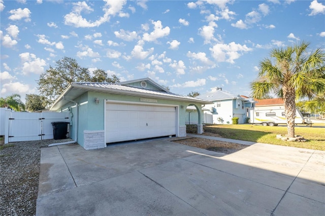 view of front of house featuring a garage and a front yard