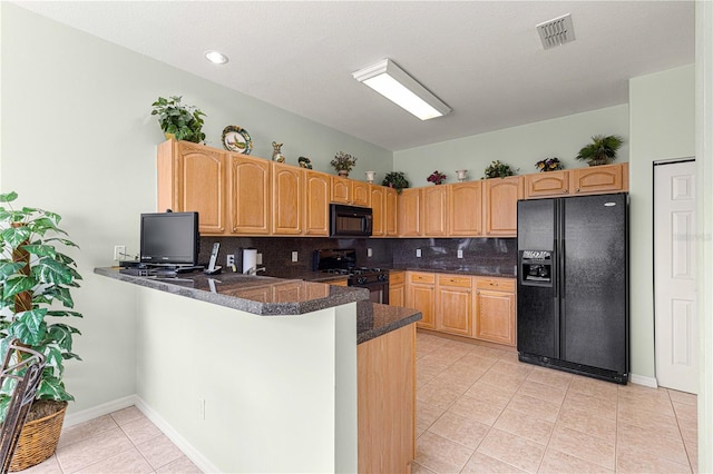 kitchen featuring visible vents, a peninsula, dark countertops, black appliances, and backsplash
