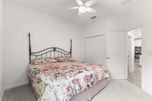 bedroom with ceiling fan, carpet floors, a closet, and ornamental molding