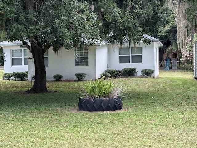 view of front of property with a front yard