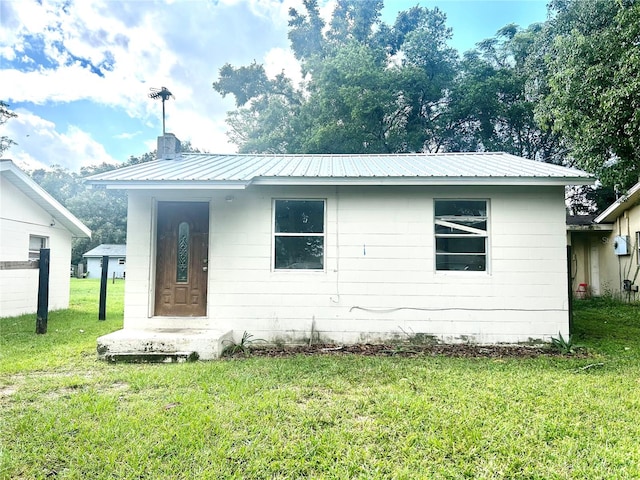 view of front of home featuring a front yard