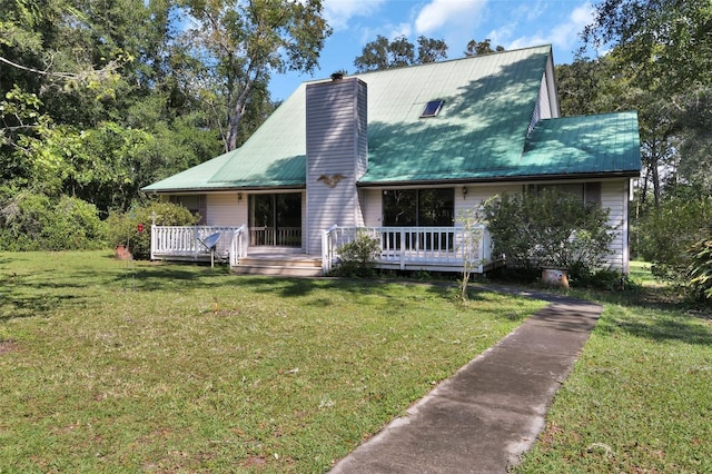 view of front facade featuring a front lawn