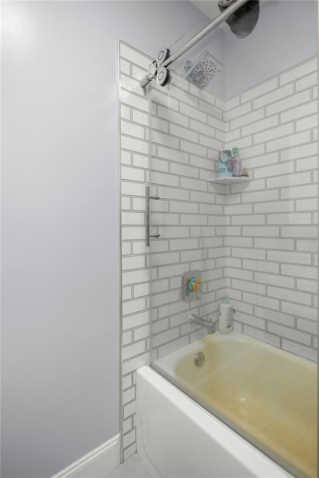 bathroom featuring tiled shower / bath combo