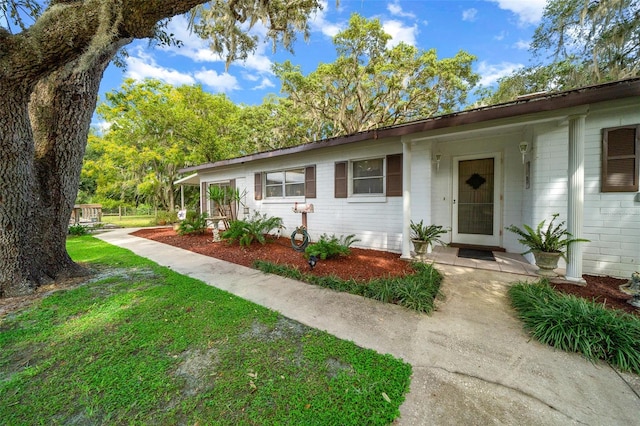 single story home featuring a front yard