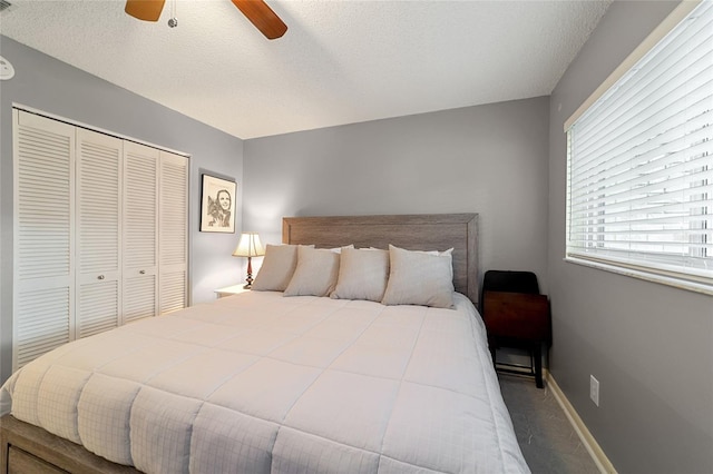 bedroom featuring ceiling fan, a textured ceiling, and a closet