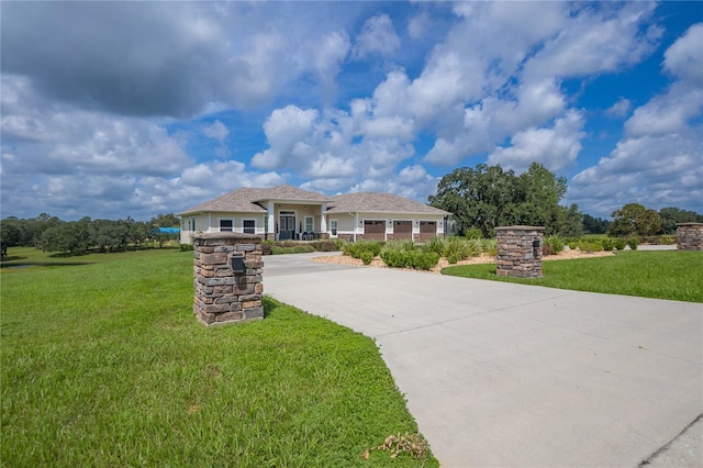 view of front facade featuring a front yard