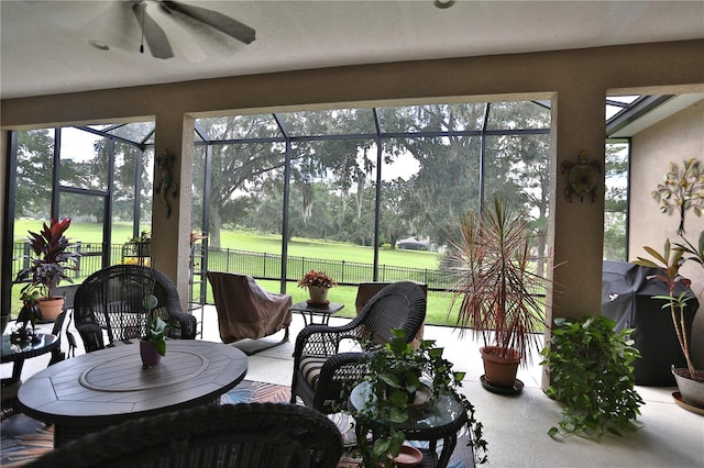 sunroom with ceiling fan