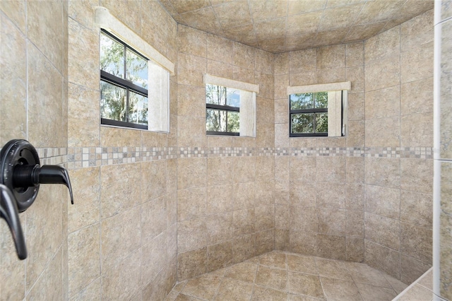 bathroom featuring tiled shower