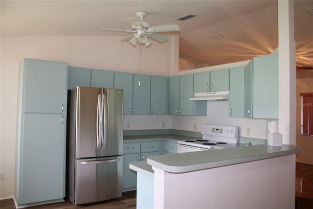 kitchen with stainless steel refrigerator, lofted ceiling, electric stove, and kitchen peninsula