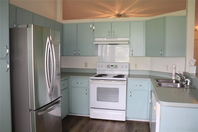 kitchen with dark wood-type flooring, sink, green cabinetry, stainless steel refrigerator, and white electric stove