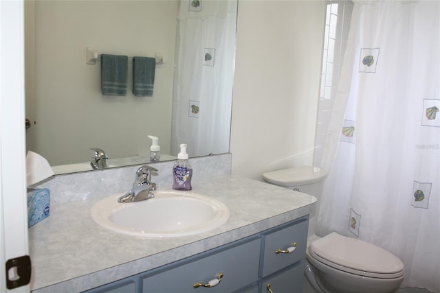 bathroom with a shower with curtain, vanity, and toilet