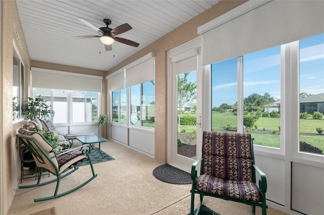 sunroom with ceiling fan