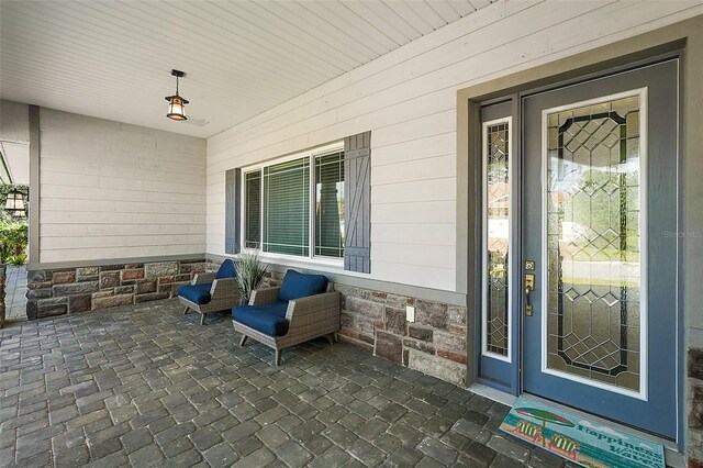 property entrance featuring a porch