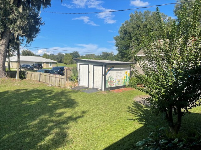 view of yard featuring a shed