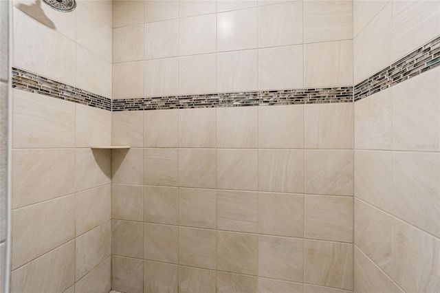 bathroom featuring a tile shower