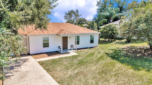 view of front of property featuring a front lawn