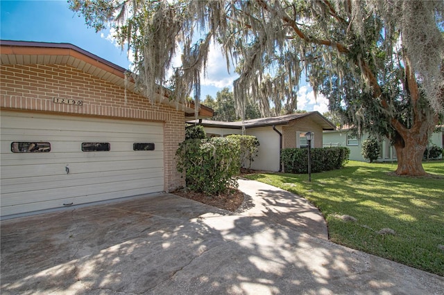 single story home with a front yard