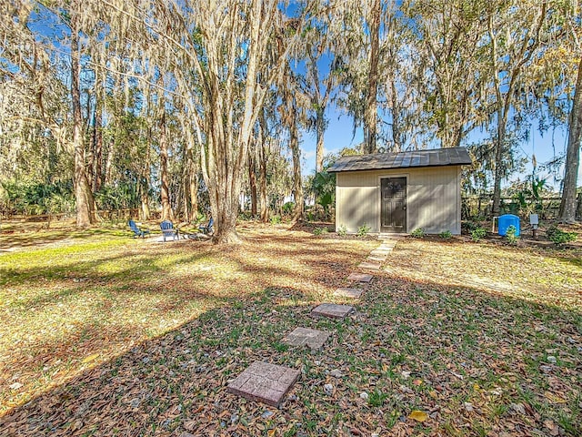 view of yard featuring a storage unit