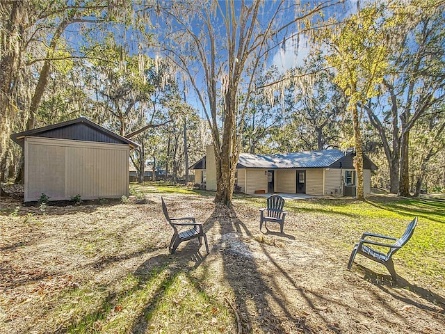 view of yard with a shed