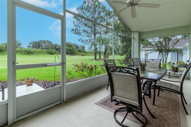 sunroom with ceiling fan