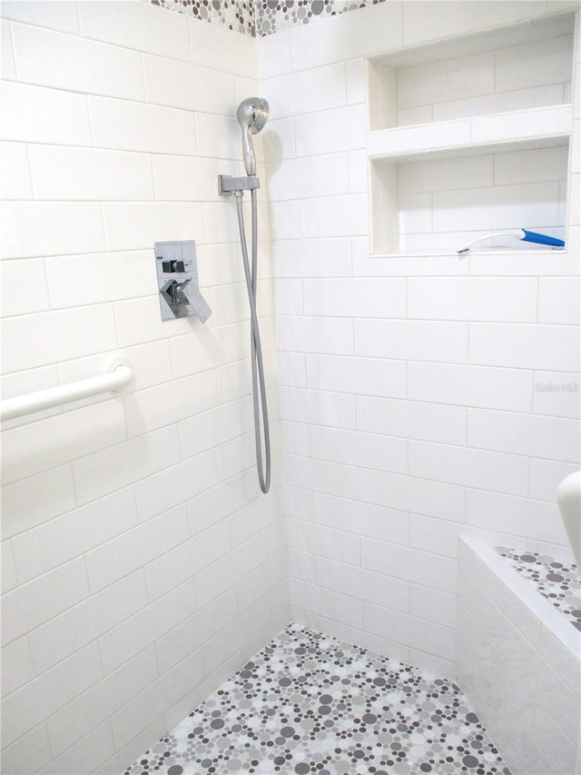 full bath with tiled shower