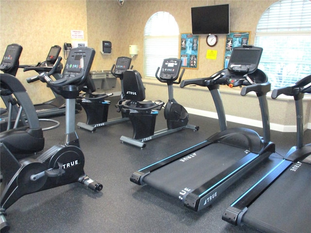 workout area featuring baseboards