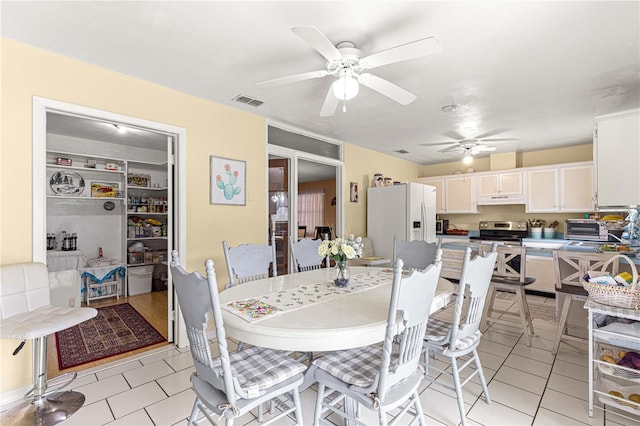 dining space with ceiling fan