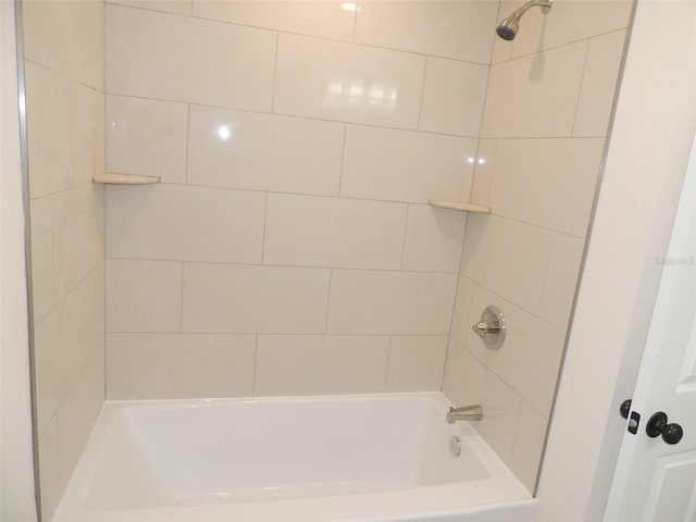 bathroom with tiled shower / bath