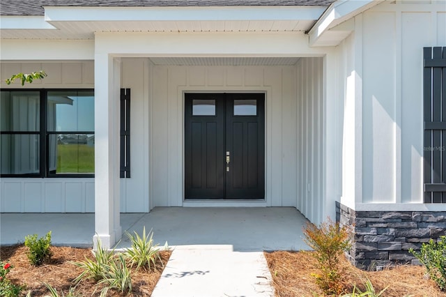 entrance to property featuring covered porch