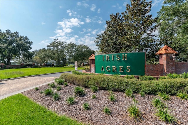 view of community / neighborhood sign