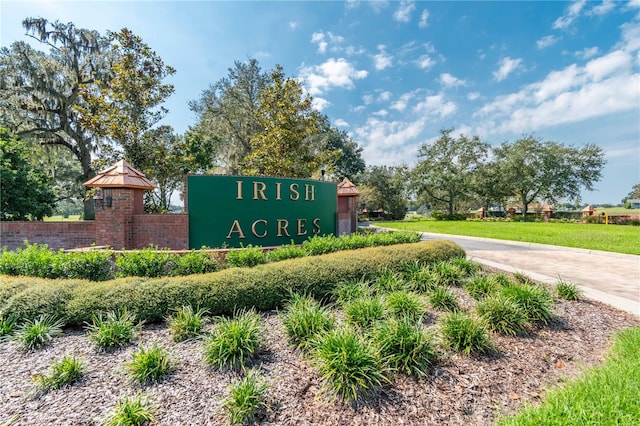 view of community / neighborhood sign